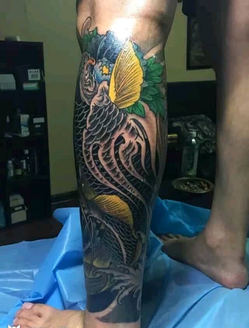 鲤鱼包小腿纹身图片_腿部新传统鲤鱼纹身图案
