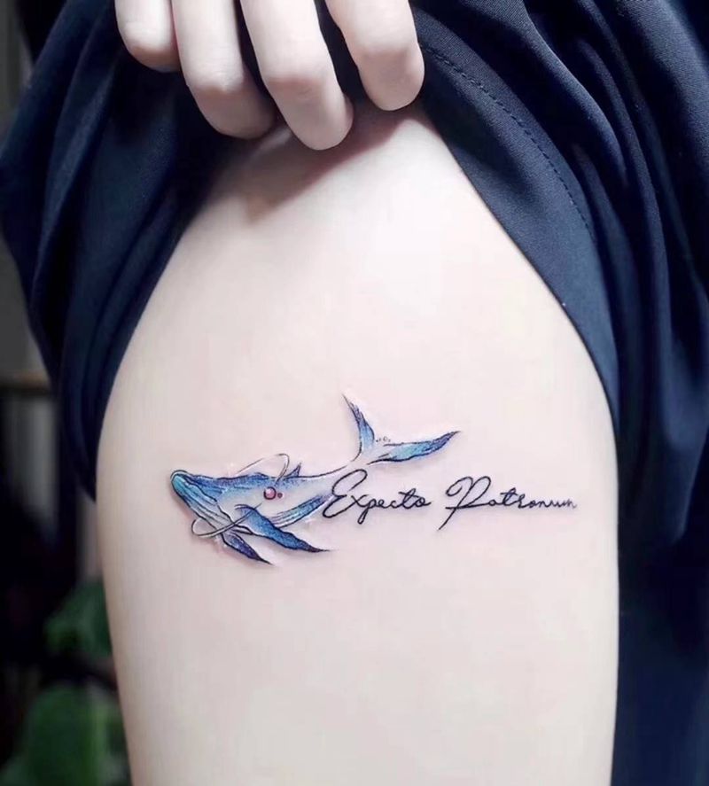 鲸鱼纹身图片_腿部水墨纹身图案