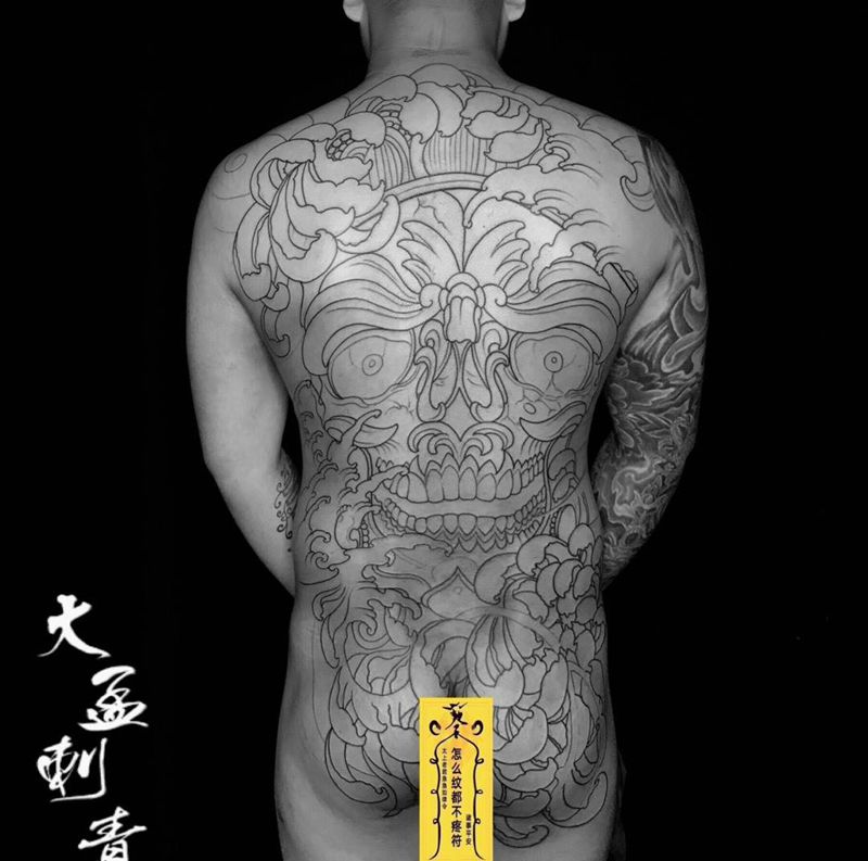 满背嘎巴拉线条纹身图片