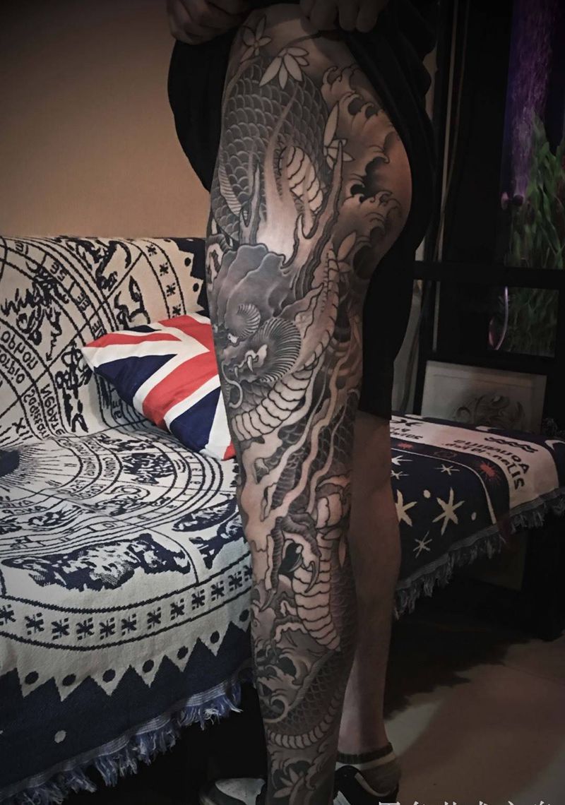 包腿龙纹身图片