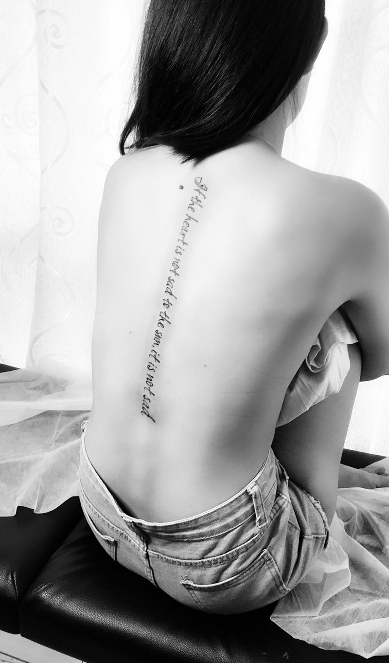 脊椎字母纹身图片