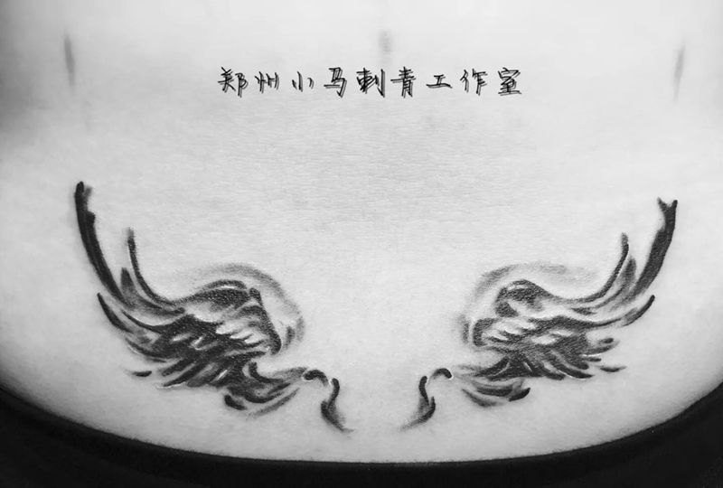 后腰水墨翅膀纹身图片_成品腰部国画纹身图案