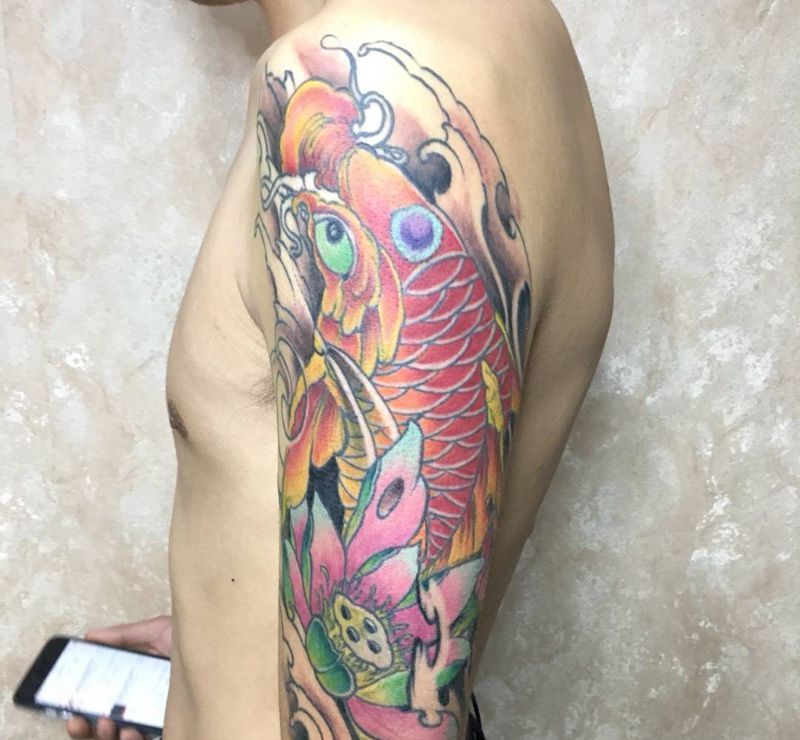 大臂彩色鲤鱼纹身图片