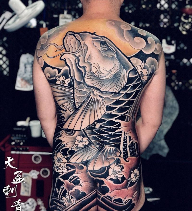 满背鱼纹身图片_背部新传统纹身图案