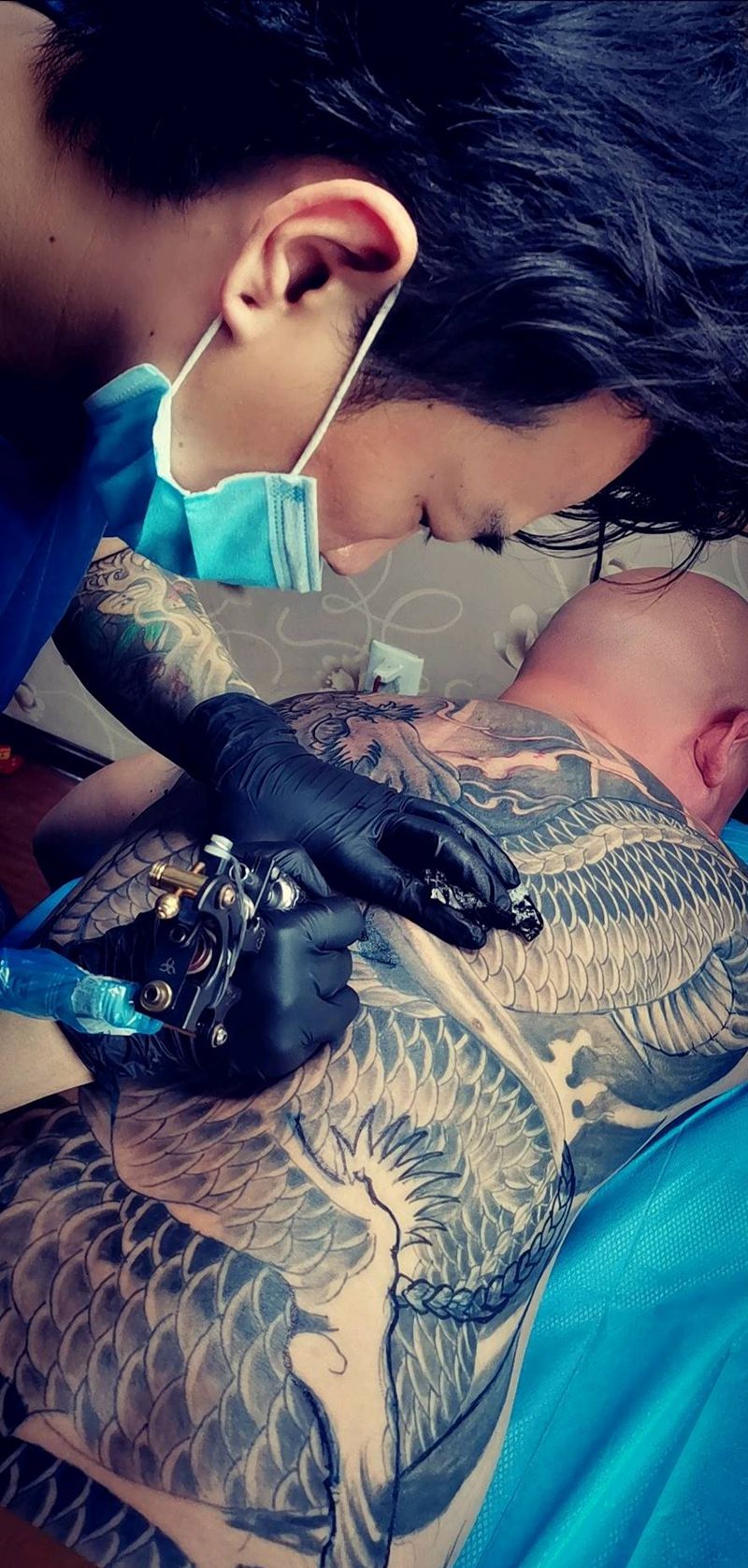 满背龙修改纹身图片_背部腿部新传统龙纹身图案