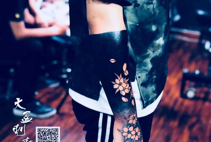 黑臂樱花纹身图片_成品纹身图案