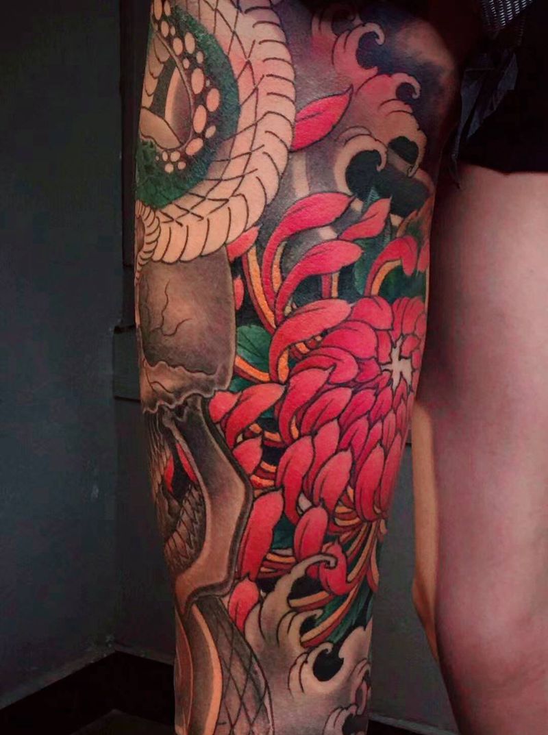 花腿纹身图片_腿部臀部新传统蛇，菊花纹身图案
