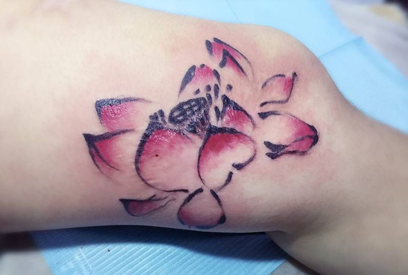 写意莲花纹身图片_成品腿部国画植物纹身图案