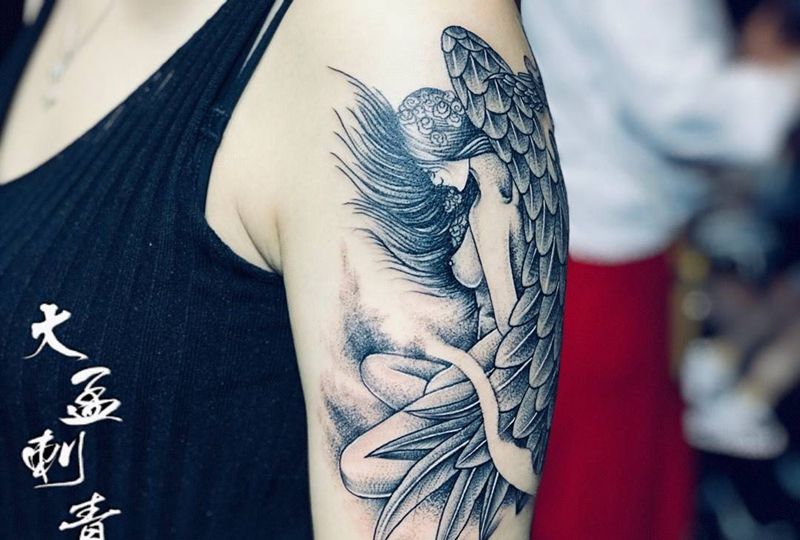 大臂天使纹身图片