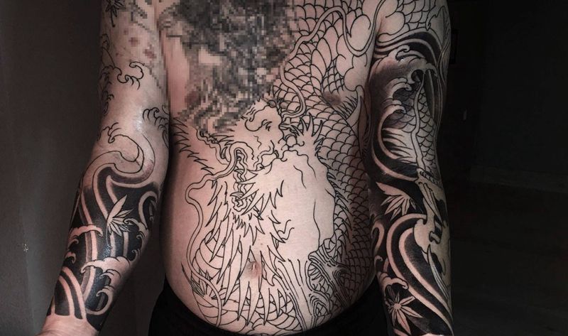 龙纹身图片_背部胸部新传统老传统龙牡丹浪纹身图案