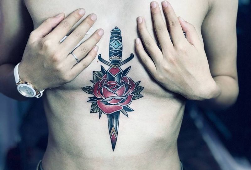 school匕首玫瑰纹身图片_胸部纹身图案