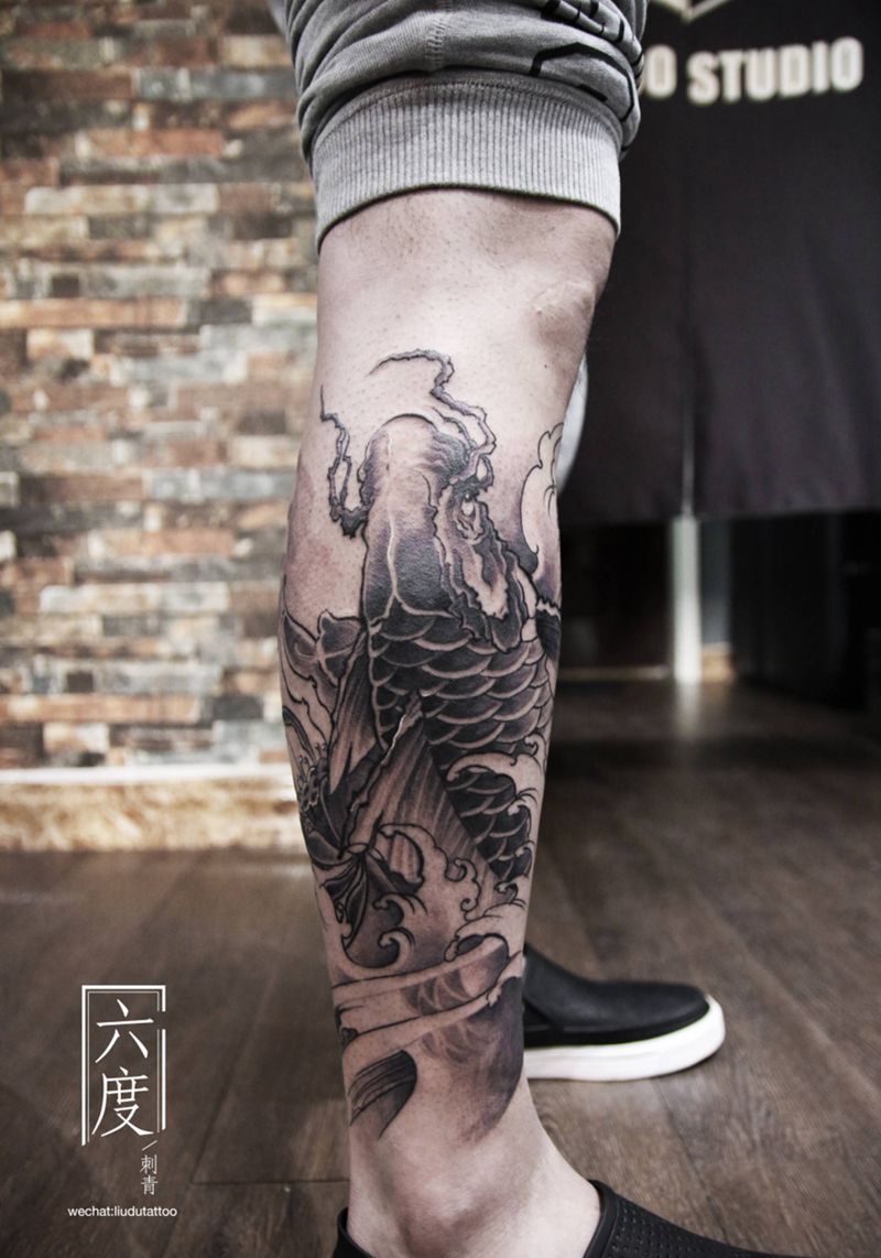 小腿传统鲤鱼纹身图片_成品腿部传统动物纹身图案