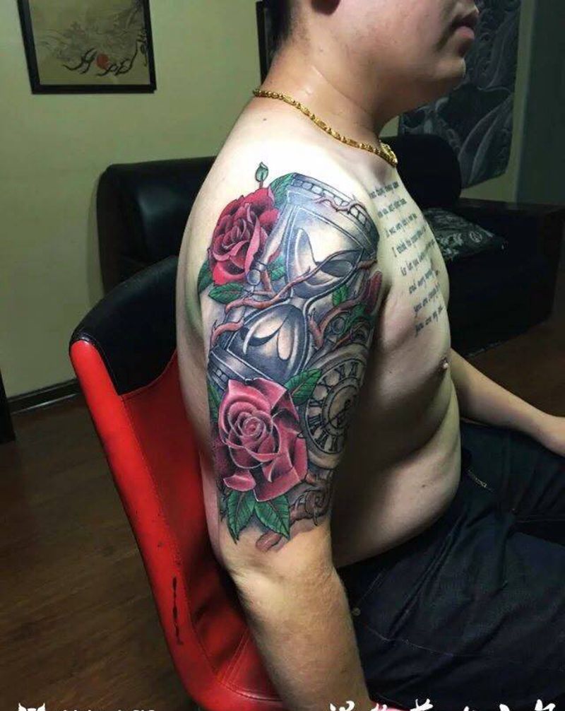 沙漏玫瑰纹身图片