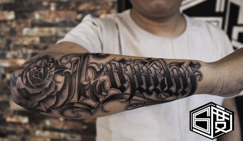 原创花体字 Family纹身图片_成品手稿手臂欧美原创字符纹身图案