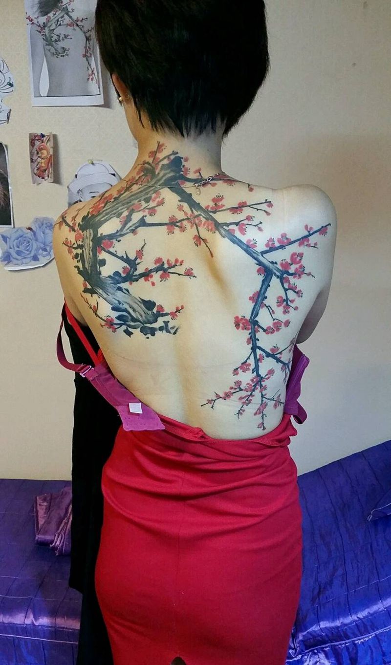 梅花纹身图片_背部国画植物纹身图案