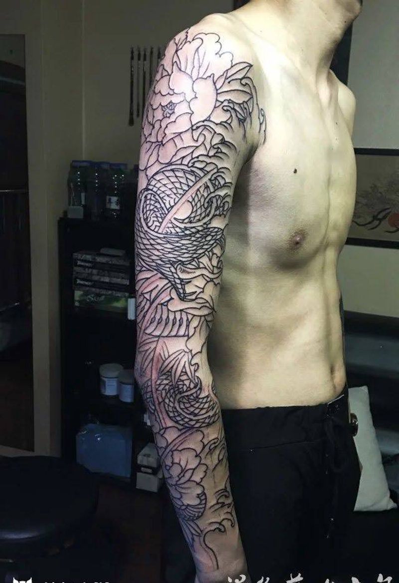 花臂蛇牡丹纹身图片