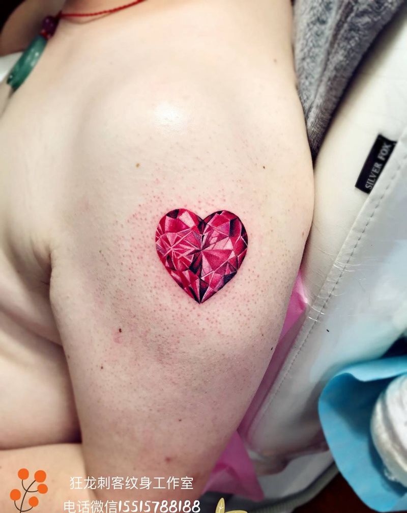 心形红钻纹身图片_成品手臂肩部欧美清新写实传统几何静物情侣纹身图案