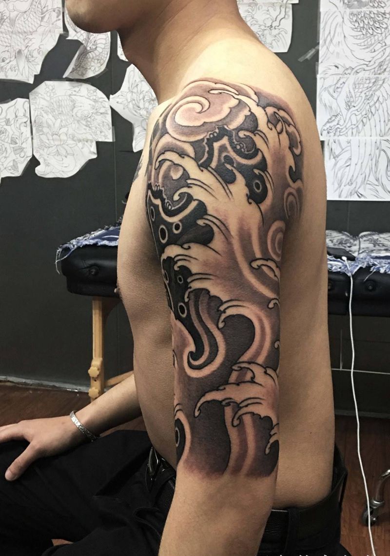 半臂水浪纹身图片