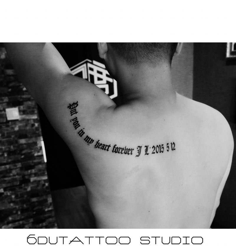 背部哥特体纹身图片