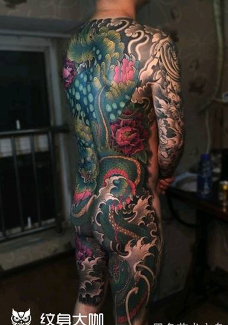 唐狮纹身图片_背部腿部新传统唐狮牡丹浪纹身图案