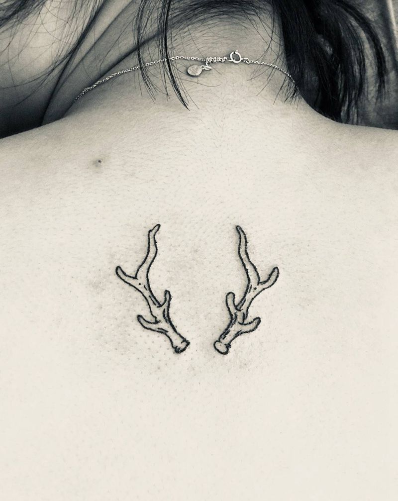 鹿角小清新纹身图片_背部清新动物纹身图案