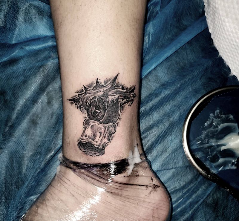 原创暗黑纹身图片_腿部脚部欧美写实New School暗黑骷髅骨头纹身图案