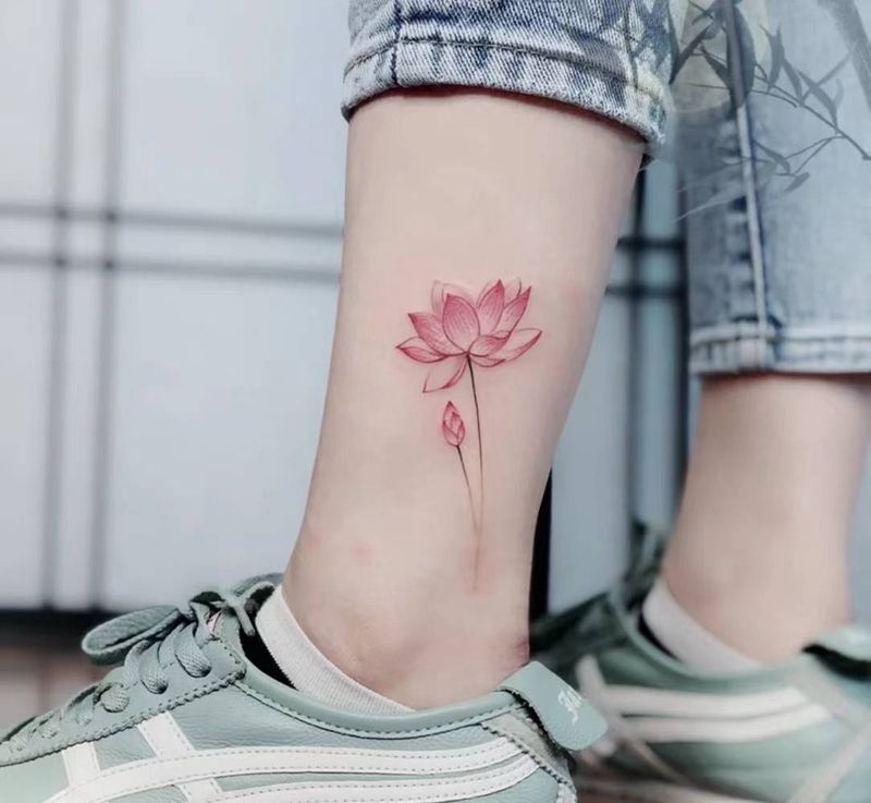 荷花写实纹身图片_腿部水墨纹身图案