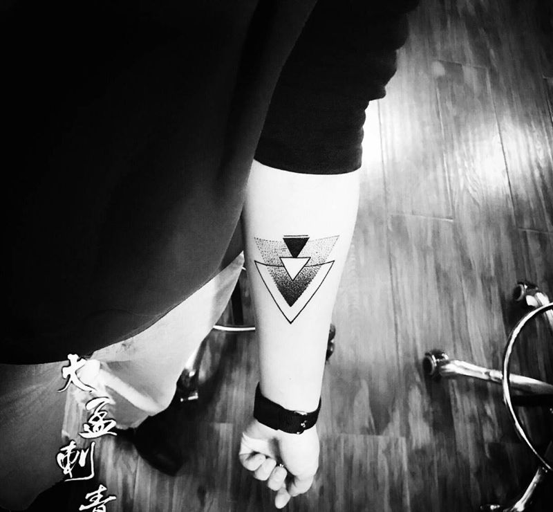 点刺几何纹身图片_成品纹身图案