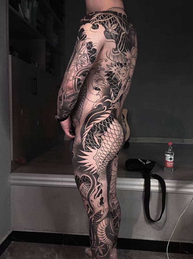 通体哥纹身图片_背部腿部新传统龙纹身图案