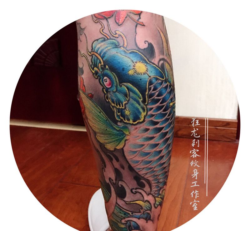 锦鲤包小腿纹身图片_腿部手臂新传统老传统鲤鱼包小腿鲤鱼纹身图案