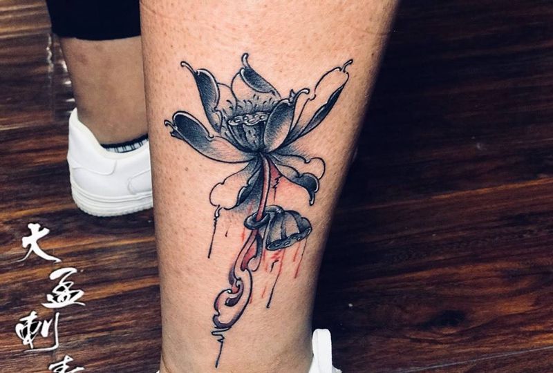 小腿荷花纹身图片_腿部纹身图案
