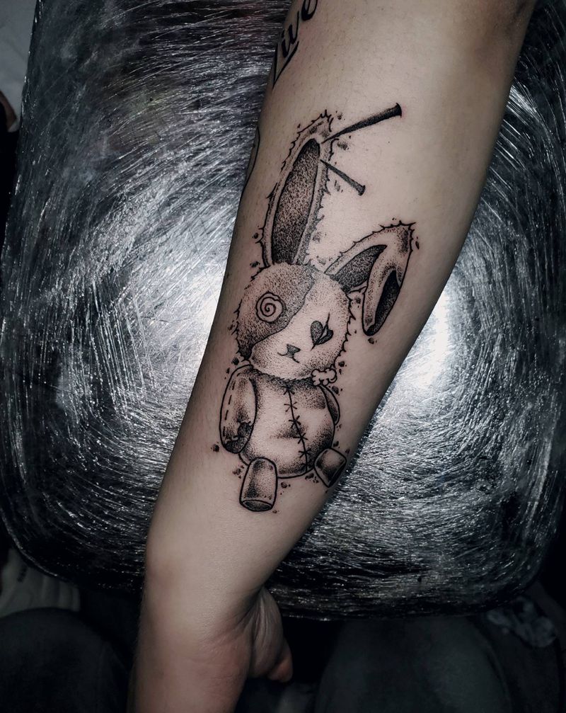 兔子纹身图片_手臂欧美写实暗黑兔子玩偶纹身图案