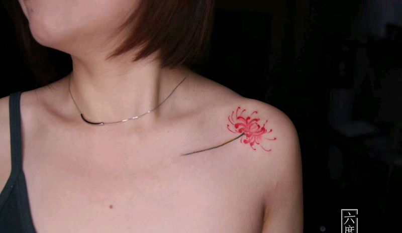 彼岸花纹身图片_肩部水彩纹身图案