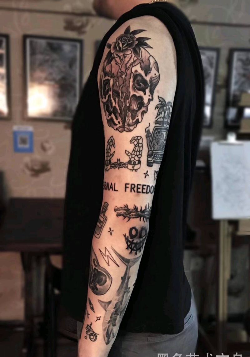 拼接花臂纹身图片_手臂肩部Old School纹身图案