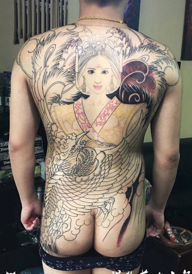 满背凤凰纹身图片