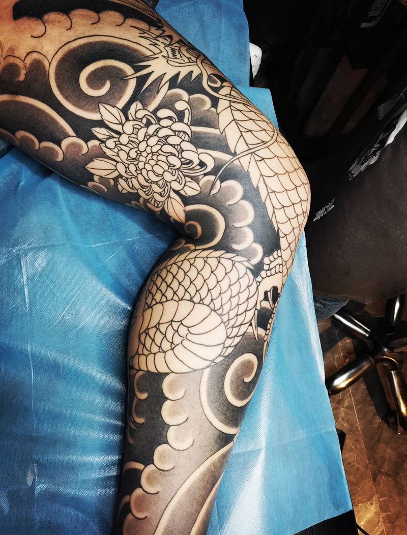 龙腿纹身图片_腿部臀部新传统龙牡丹水浪纹身图案