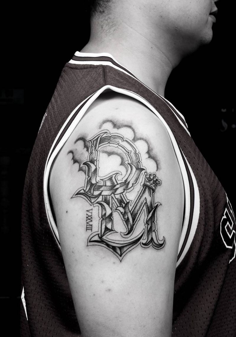 大臂外侧花体字DM纹身图片