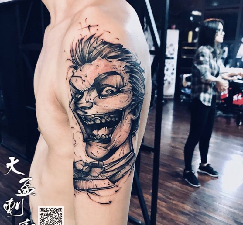 大臂小丑纹身图片_手臂纹身图案