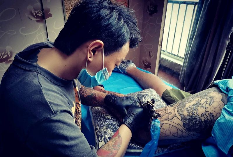 唐狮整腿纹身图片_腿部手臂新传统唐狮牡丹纹身图案