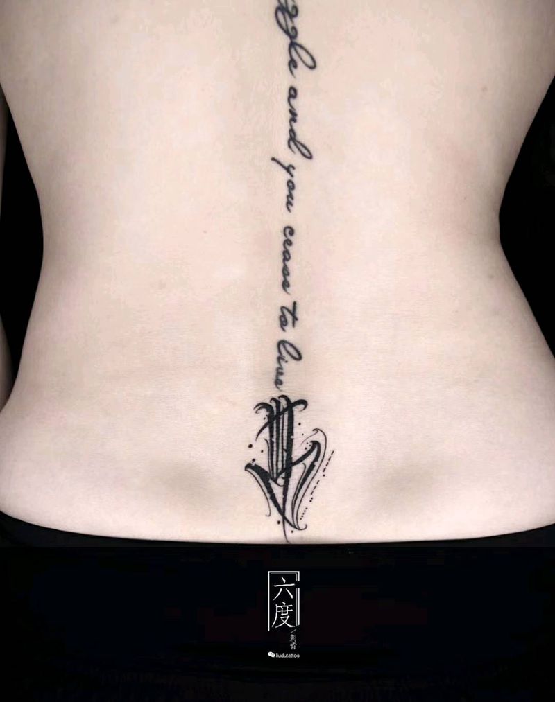 花体字纹身图片_背部臀部花体字纹身图案