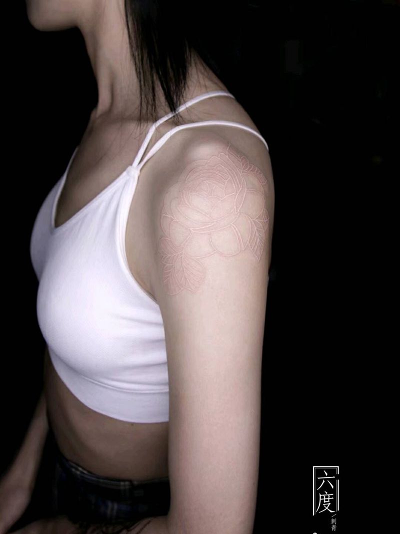 白色 素花纹身图片_肩部几何纹身图案