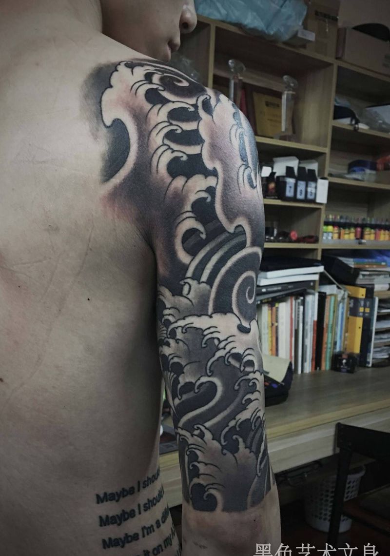 半臂水浪纹身图片
