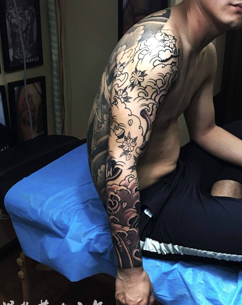 浪臂纹身图片