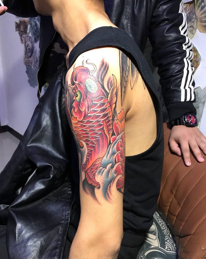 大臂鲤鱼纹身图片