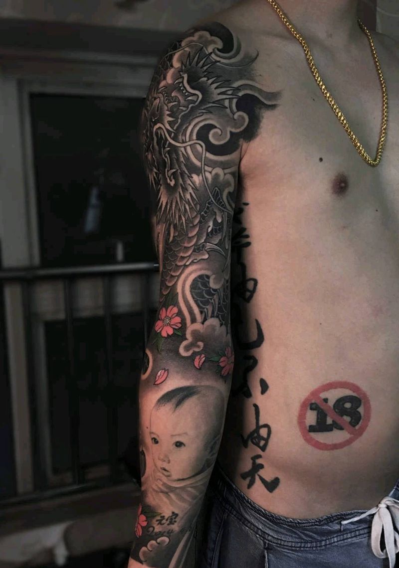 拼接花臂龙纹身图片_手臂新传统纹身图案