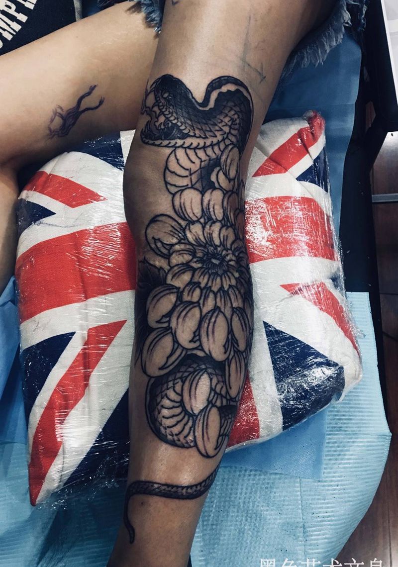 蛇菊花纹身图片