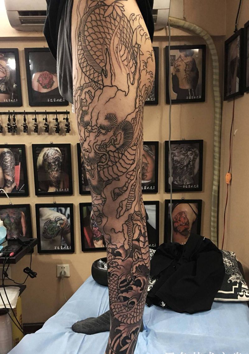包腿龙纹身图片