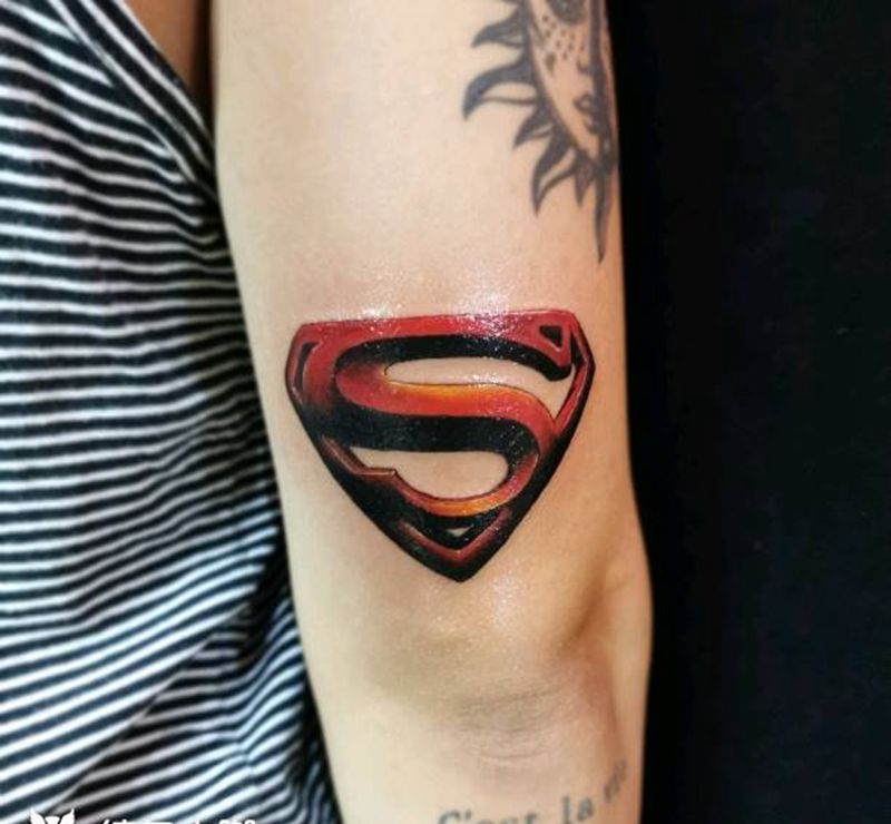 超人纹身图片_手部手臂New School欧美写实超人纹身图案