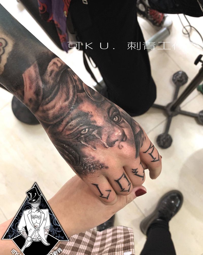 美杜莎遮盖纹身图片_手部欧美写实美杜莎纹身图案