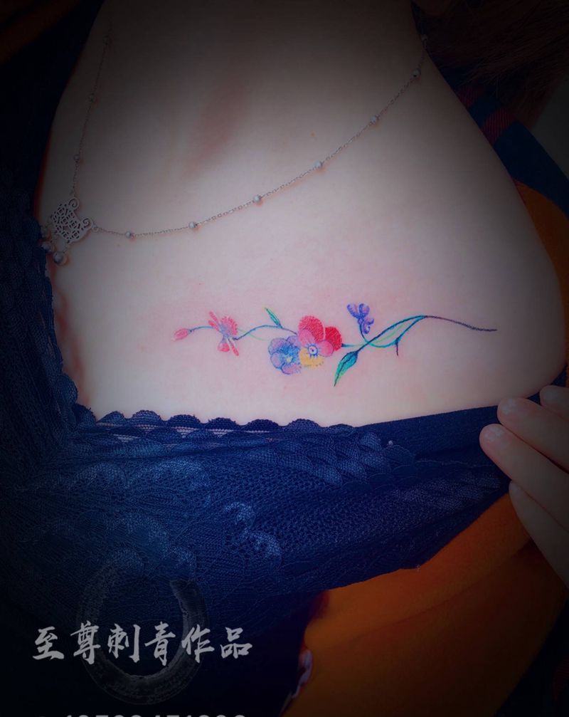 锁骨花纹身图片_颈部胸部水彩小清新纹身图案